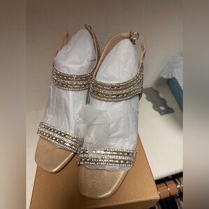 Antonio Melani Elegant New never worn Gold Women's Shoes